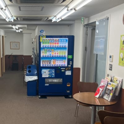 自動販売機や本などがありゆったりお待ちいただけます。