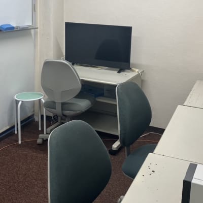 レッスン室　1階奥にあります。コーチ1名に対して3人までの授業です。