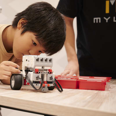 ロボット制作では、声をかけるのが申し訳なくなるくらい集中するお子さまがたくさんいます！