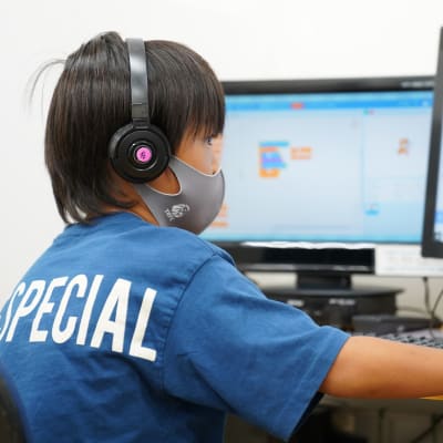 マウス操作やパソコン基礎も習得できます。