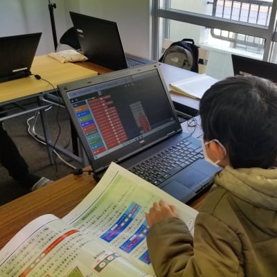 課題に取り組む授業風景