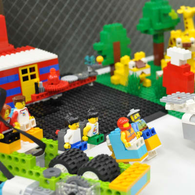 調布校の授業では友達のロボットを見て、「これいいな！」とおたがいのいいところを見つけ合っています！