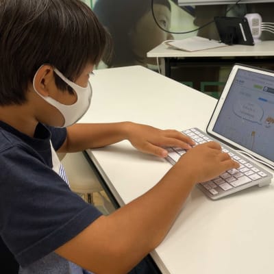 正しい指使いでのタイピングを習得できます。日本語だけではなく、英単語の意味、読み方なども早い段階から習得することが出来ます。