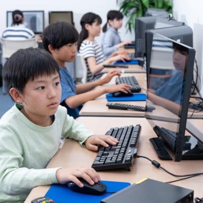 企画書をもとにトライ＆エラーを繰り返して作品を創ります。試行錯誤と小さな成功体験を積み重ねることを大切にしています！