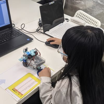 ロボットプログラミングコース：ブロックを組み立ててロボットを作り、プログラミングで命令をして、 モーターやセンサーの活用や機械が動く仕組みを学びます。