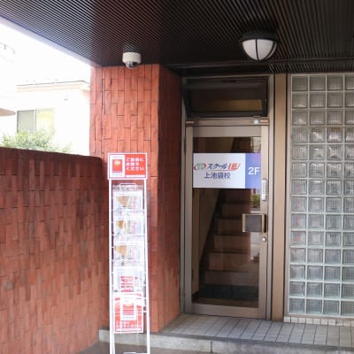 こちらの階段から２階に上がってください