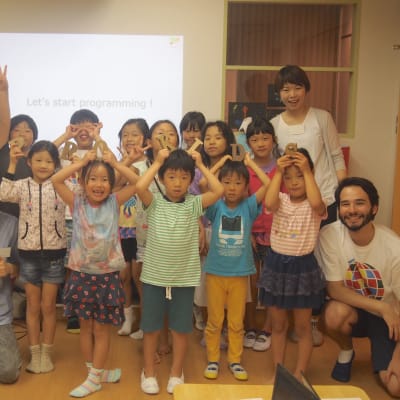 講師は海外のプログラミング教育現場にも訪れたり、現場経験豊富