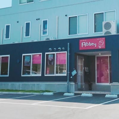 外観写真です、一階カフェ部分が教室となります。