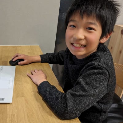 レッスンを受講する男の子