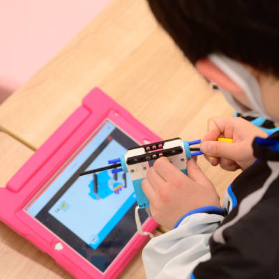 タブレットで、テキストの設計図を見ながら、作っていただきます。