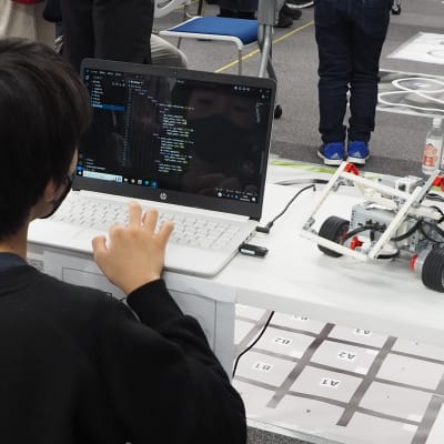 Crefusコースの授業の様子。上級コースでは、ロボットのアイデアを考え、実現していくロボット開発プロジェクトを進めていきます。