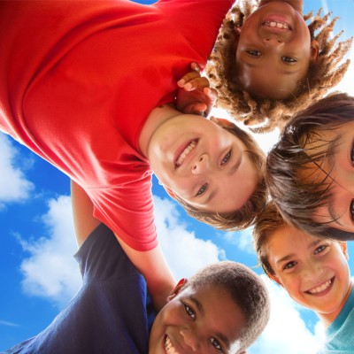 ユニバーサル キッズ キャンプでは、子どもたちに "世界へはばたく翼" を授けるお手伝いをしています。