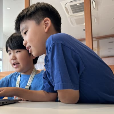 学校以外の友達もでき、お互いのプログラムを見せ合ったり、教えあったりすることもできます。