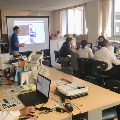 小学校の先生のプログラミング研修も担当しています。