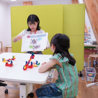 レッスン冒頭では先生がSTEAM分野の知識について楽しくレクチャーします。