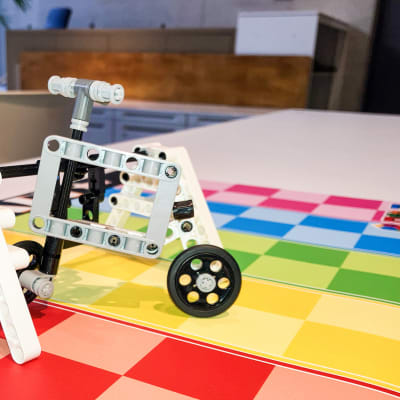 スタートアップコースは組立ての練習としてＴＥＣ Ｃｕｂｉｃで簡単なものをつくってみようね。プログラムもタブレットだけで練習するよ。