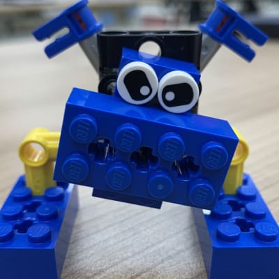 生徒さんが、余ったパーツで、かわいいロボットを作ってくれました。