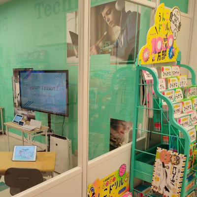 教室の外から授業をご覧頂く事が出来ます。