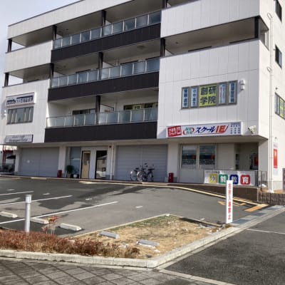 目の前駐車場がございます。1,2,3番の空いているところをお使いください。