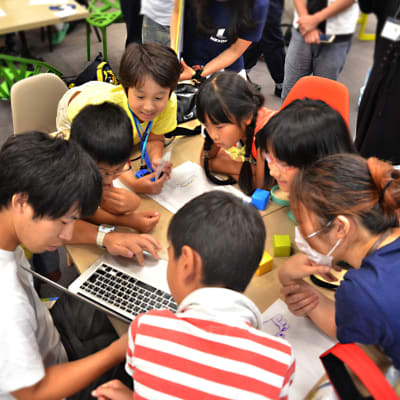 夏休みなど、単発で参加できるワークショップ「ラボ」も定期開催