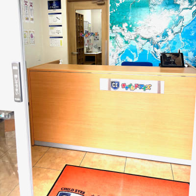 エントランスには壁いっぱいの世界地図があります