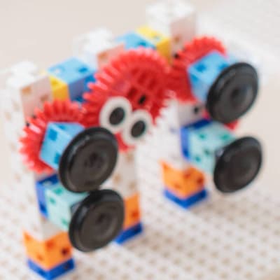 STEAM教育コースではブロックを使いものの仕組みを学びます