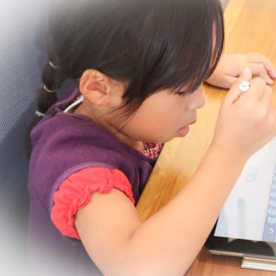 ipadを使ってわかりやすい見た目のビジュアルプログラミングを学習。「ひらがな」の読み書きが出来れば未就学児のお子様から参加できます♪