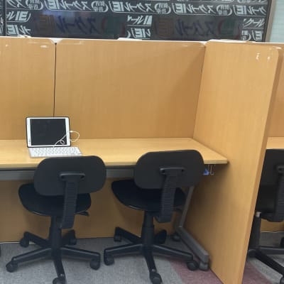 ３人掛け座席の一例です。中心にコーチ、両隣に生徒が座ります。