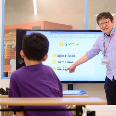 授業の風景です。１レッスンで、２，３名の講師が対応いたします。