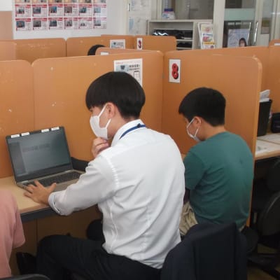 レッスンでは子ども自身での問題解決の手助けをするコーチングでの指導を大切にしています。