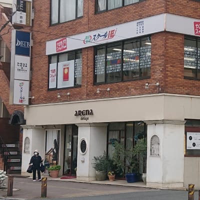 エレベーターか外階段を使い、２階へお越しください