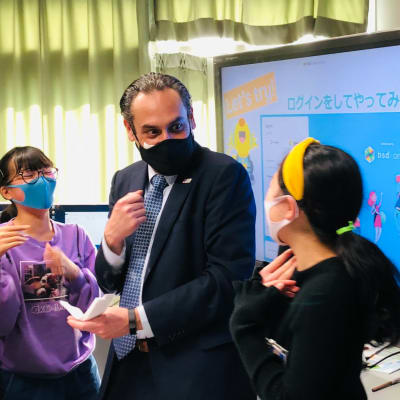 コードプログラミングクラスのカリキュラムは、オンラインレッスンのほか、学校等へ出張授業を実施しています。