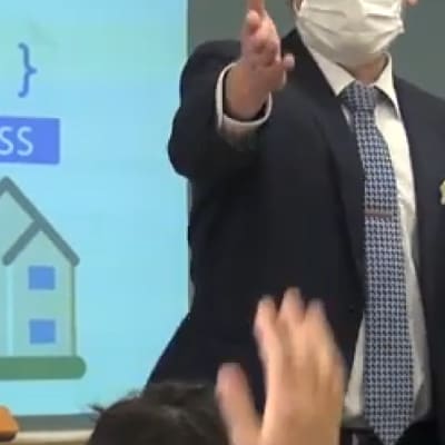 コードプログラミングクラスの教材「BSD Education」を使用したカリキュラムは、ユニバーサルキッズキャンプ教室のほか、学校での出張授業を実施しています。