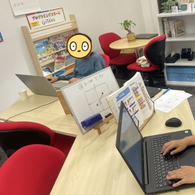 別の学校でも教室では仲間だね。見せたり見られたり、教え合ったり和気あいあい！