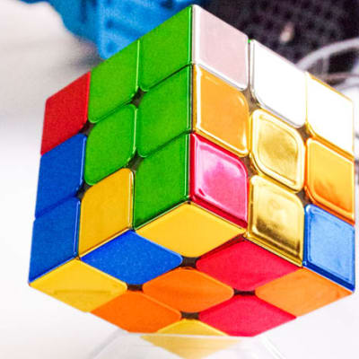 光り輝く伝説のルービックキューブ。