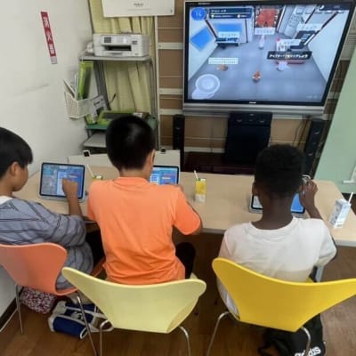 当スクールでは生徒最大3人に対してコーチ1人の少数体制でプログラミング指導をします。ひとりひとりに目が行き届き、質問やつまずきもすぐに解決できるので、安心して学べます。