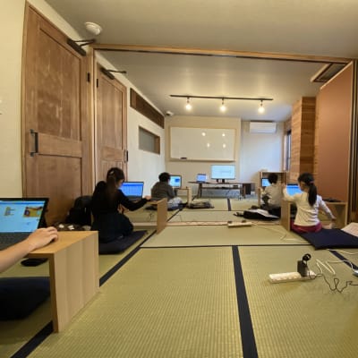 ペアプログラミングの様子。このようにソーシャルディスタンスをとっても行うことが可能です。