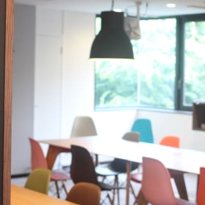 木材とデジタルが同居したマナビの空間です。