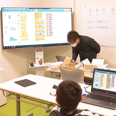 マンツーマンでの授業中です。タイピングなど苦手分野の克服を目指します。