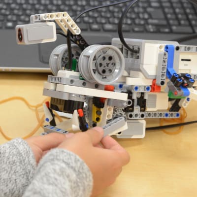 【小学３年生以上：ワールドロボティクスコース】ロボットを組み立て、プログラミングを行います。