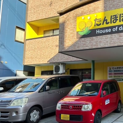 黄色の看板が目印です。レッスンや体験会は2階で行います。