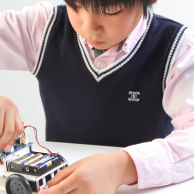 ロボットを組み立てる子ども