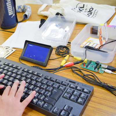 教材はIchigoJam(イチゴジャム)というミニパソコンを使用します