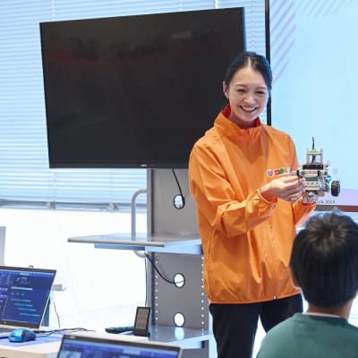 大きな画面に組立図やプログラムを映しながら授業が進んでいきます。