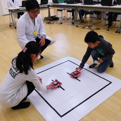 大人気のロボット相撲