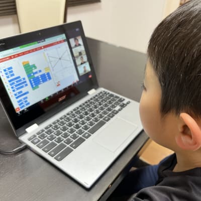 レッスンを受講する男の子