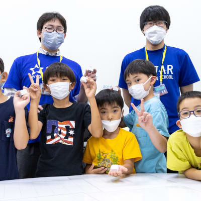 学校や学年が違う仲間と協力してプログラム作品を作っていきます