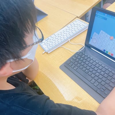 主人公をゴールさせるために、ロボットに指示を出しています。新たに道を作ったり、橋をかけたり、階段を作ったりと、その指示はお子様の想像により多岐にわたります。