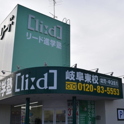 細畑駅から徒歩3分！緑色の建物です！