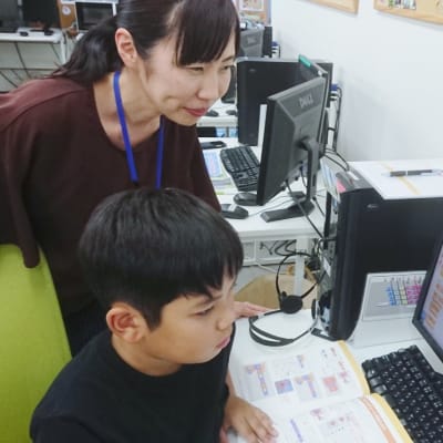 本を見ながらそれぞれのペースで自習学習